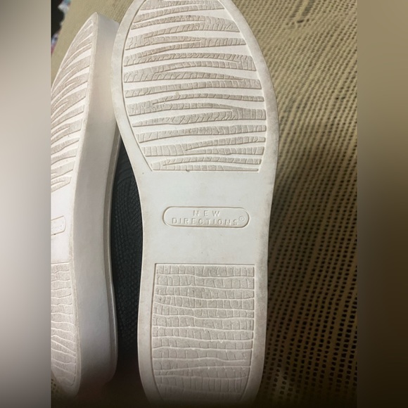 New Directions Womens size 8 worn once slip on shoes. - Picture 4 of 4